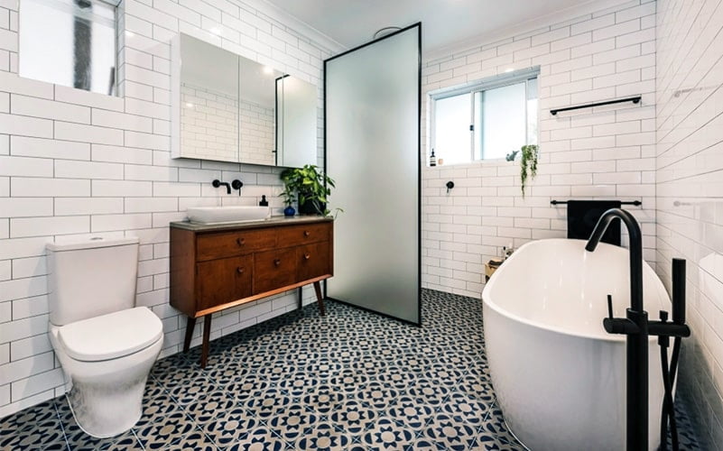 Sleek Bathroom with Vintage Touch
